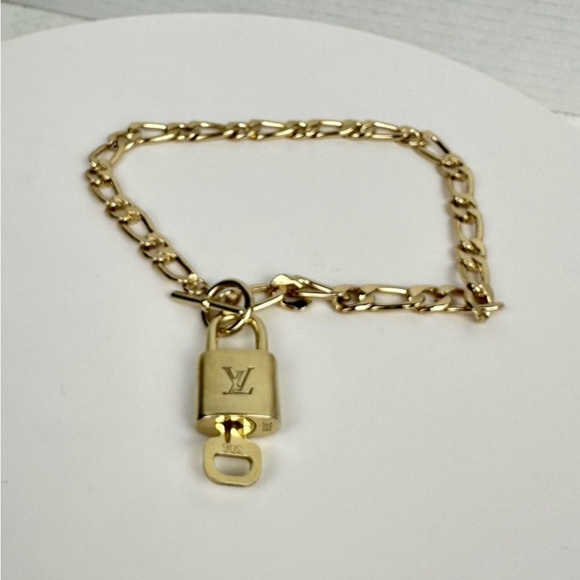 Louis Vuitton Lock and Key Lot 306 - Picture 3 of 6